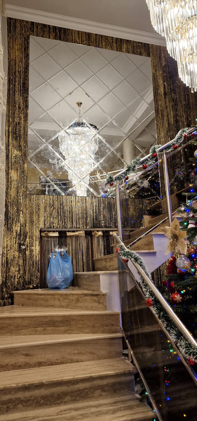 Spațiu interior luminos cu accente decorative